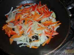 Лечо с копчеными колбасками: Обжариваем овощи.