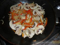 Лечо с копчеными колбасками: Добавляем грибы.