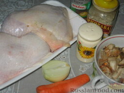Фаршированные куриные окорочка: Как приготовить куриные окорочка фаршированные:    Мелко порежем лук, морковь и грибы.