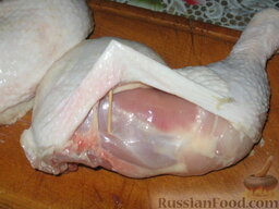 Фаршированные куриные окорочка: У окорочков отделим кожу от мякоти в виде кармана. Ложкой вложим туда грибы. Зашивать и закалывать не надо, кожа хорошо держит начинку.