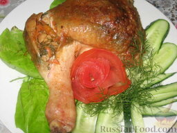 Фаршированные куриные окорочка: Подаем готовые фаршированные куриные окорочка с зеленью и овощами. Приятного аппетита!