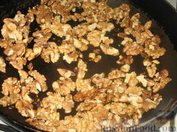 Ордубадские рулеты: Орехи слегка поджарить на сковороде, затем измельчить в мясорубке, перемешать с сахаром, корицей и растопленным медом.