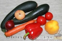 Салат-лечо из помидоров с болгарским перцем и кабачками: Приготовление лечо на зиму с добавлением кабачков:    Для консервирования лечо подготовить все овощи.