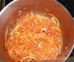 Салат-лечо из помидоров с болгарским перцем и кабачками: В кастрюлю налить пятую часть растительного масла, нагреть и положить лук и морковь.
