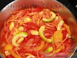 Салат-лечо из помидоров с болгарским перцем и кабачками: Когда овощи размягчатся, добавить перец и кабачки, посолить, потушить минут 5.
