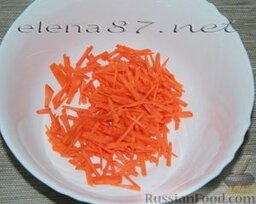 Салат охотничий из зеленых помидор на зиму: Морковь нарезать соломкой среднего размера. Терки лучше не использовать, натертые овощи получаются мягкими.