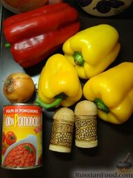 Итальянское лечо / Peperonata: Вам понадобятся: сладкие болгарские перцы, репчатый лук, консервированные томаты (кусочками), соль и перец по вкусу, немного сахара.