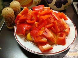 Итальянское лечо / Peperonata: Вымойте, обсушите и нарежьте квадратиками болгарский перец.