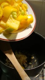 Итальянское лечо / Peperonata: Мелко нарежьте половину луковицы и слегка припустите в кастрюле с толстым дном (или в казанке) на оливковом масле, но не поджаривайте!  Добавьте нарезанные перцы в кастрюлю с луком и хорошенько перемешайте.