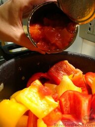 Итальянское лечо / Peperonata: В ту же кастрюлю добавьте мелко нарезанные консервированные томаты и снова перемешайте.