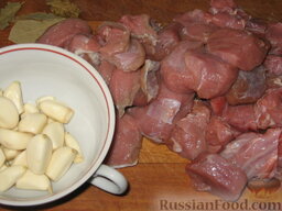 Рагу шведских крестьянок: Мясо нарезать небольшими кусочками, посолить, поперчить и перемешать с чесноком.