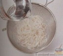 Малайский суп с рисовой лапшой и креветками: 1. Лапшу или вермишель отварить в подсоленной воде до готовности, согласно инструкции на упаковке. Откинуть изделия на дуршлаг, промыть под проточной холодной водой, дать воде стечь. Отставить в сторону.