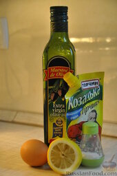 Майонез домашний: Как сделать домашний майонез:  Как большой фанат оливкового масла, делал с ним. Это не принципиально. Нужен только стаканчик 150 мл масла, 1 яйцо, чайная ложка горчицы, соль, чайная ложка лимонного сока.
