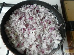 Гречка с мясным фаршем, луком, морковью и томатами: Отправляем лук на сковороду, в разогретое масло.