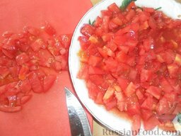 Гречка с мясным фаршем, луком, морковью и томатами: Нарезаем томаты небольшими кубиками.