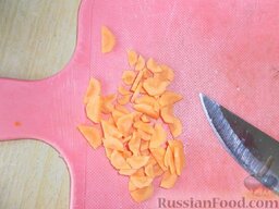 Гречка с мясным фаршем, луком, морковью и томатами: Режем морковь.