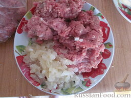 Картошка, фаршированная мясом: Смешать лук с фаршем. Посолить, поперчить по вкусу.
