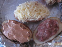 Картошка, фаршированная мясом: В картофельные лодочки выложить фарш (справа), соус из сметаны и томатной пасты (слева) и осыпать фаршированный картофель тертым сыром (вверху).