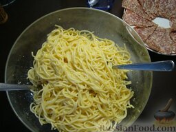 Омлет с макаронами: В большой миске взбейте яйца, переложите туда уже отваренные и охлажденные спагетти и тщательно все перемешайте. Посолите, поперчите по вкусу, добавьте тертый сыр и снова перемешайте.
