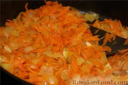 Острая закуска из баклажанов: Морковь натереть на крупной тёрке, лук нарезать кубиками.  Помидоры погрузить в кипяток на 1 минуту, обдать холодной водой, снять кожицу и измельчить.  Обжарить последовательно на растительном масле лук с морковью.