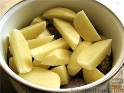 Тефтели  с картошкой: Готовые фрикадельки кладем в кастрюлю (не менее 4 л), лавровый лист, сверху кладем картофель, соль, можно кубики бульонные.