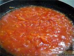 Тефтели  с картошкой: В это время готовим зажарку: лук, морковь и перец слегка обжарить на растительном масле, добавить помидоры измельченные) или же томатную пасту и потушить все вместе минут 10-15.