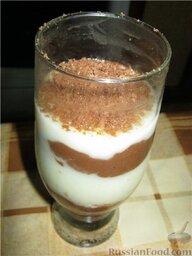 Пудинг шоколадно-ванильный: Украсила шоколадно-ванильный пудинг шоколадом.     Приятного аппетита!