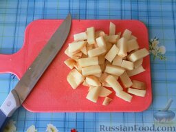 Молодой картофель с курицей, луком и шампиньонами в сметанном соусе под сыром: Картофель режем небольшими брусочками.