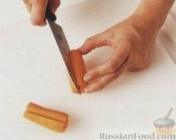 Легкий тайский суп с сыром тофу: Как приготовить тайский суп с тофу:  1. Сделать из моркови звездочки. Для этого нужно каждую морковь разрезать пополам, сделать острым ножом V образные надрезы, а затем порезать морковь тонкими ломтиками. Отложить морковные звездочки в сторону.