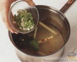 Легкий тайский суп с сыром тофу: 2. В большой сотейник налить бульон. ½ чайной ложки резаного чили зарезервировать, а остальной выложить в кастрюлю с бульоном вместе с лимонной травой, листочками лайма, измельченным чесноком и половиной зеленого лука. Довести массу до кипения, уменьшить огонь и варить примерно 20 минут. Затем процедить бульон через сито, травы удалить, а бульон налить в кастрюлю   3. Выложить в бульон зарезервированный чили, зеленый лук, сахар, сок лайма и резаную кинзу. Посолить по вкусу. Поставить кастрюлю на средний огонь и варить около 5 минут. Затем выложить в бульон морковные звездочки и сыр, варить суп с тофу около 2 минут, до слегка мягкого состояния моркови.   4. Подавать тайский суп горячим.