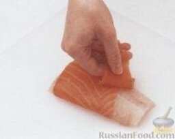 Рыбная запеканка: 4. Большие кусочки филе обвернуть ломтиками зарезервированного лосося. Выложить лосось в форму с рыбной массой.