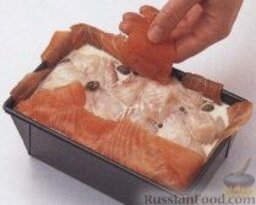 Рыбная запеканка: 5. На лосось выложить остальную рыбную массу и завернуть края лосося наверх.  Накрыть форму с рыбой плотной фольгой и слегка придавить.