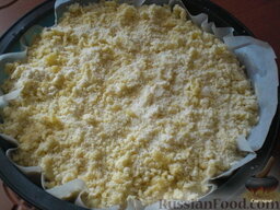 Пирог "Яблоневый цвет": Сделать штрейзель: перемешать муку, сахарную пудру и мягкое масло в крошку.  Посыпать пирог с яблоками штрейзелем.