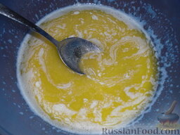 Медовое печенье на сметане: Приготовление медового печенья:  В растопленном сливочном масле растопить мед.