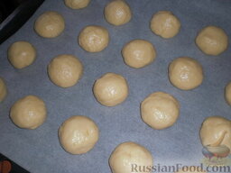 Медовое печенье на сметане: Из теста формируем шарики размером с грецкий орех и выкладываем на противень.