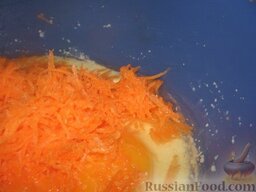 Манник с морковью: Добавить яйца, натёртую на мелкой тёрке морковь, цедру, корицу, муку и соду.