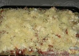 Лазанья: Сверху еще присыплем лазанью тертым твердым сыром. Ставим в разогретую до 180 градусов духовку на 40 минут.