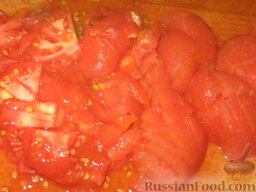 Закарпатское лечо: Ошпарим помидоры, снимем с них шкурку и порежем на кусочки.