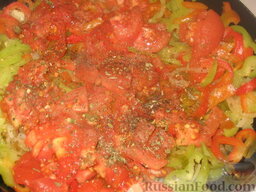 Закарпатское лечо: Добавим помидоры в сковороду, посолим и поперчим, посыплем травами. Уменьшим огонь, накроем крышкой и тушим 15 минут.