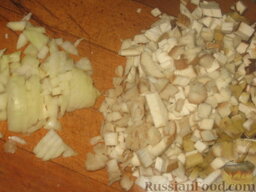 Украинские плавуны: Грибы чистим и режем очень мелко. Мелко режем маленькую луковицу.