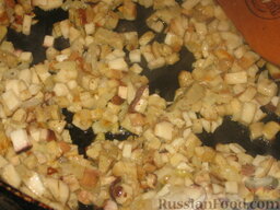Украинские плавуны: Обжариваем грибы с луком на масле. Солим и перчим. Грибы можно прокрутить на мясорубке, но мне больше нравятся маленькие кусочки грибов в клецках.