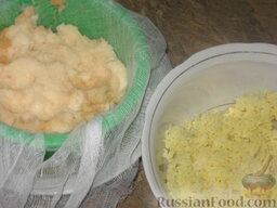 Украинские плавуны: Сырой картофель трем на  мелкой терке для дерунов. Потом обязательно выложим его на дуршлаг, застеленный марлей, и отдавим жидкость. Вареный картофель очистим и можем натереть на терке или пропустить через мясорубку.
