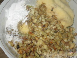 Украинские плавуны: Смешаем оба картофеля, грибы, крахмал, соль и перец. Хорошо вымешаем.