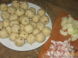 Украинские плавуны: Мокрыми руками из картофельной массы накатаем клецки-плавуны величиной с орех.  Грудинку и лук мелко порежем.