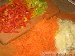 Слоеные баклажаны: Очистим перец от семян и порежем соломкой. Морковь потрем на крупной терке. Лук мелко порежем.