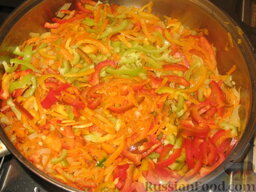 Слоеные баклажаны: На  сковороде на масле пассируем лук с морковью, добавляем перец.