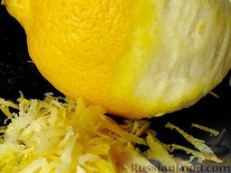 Варенье из груш и брусники: С половинки лимона содрать цедру.