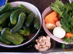 Заправка для солянок и рассольников: Овощи для приготовления заправки для рассольника на зиму - 2 кг огурцов, 300 г репчатого лука, 300 г моркови, 1 головка чеснока, укроп, петрушка.