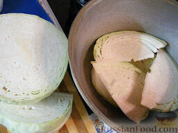 Капуста соленая по-корейски: Как приготовить капусту соленую:  Порезать кочан на сегменты.