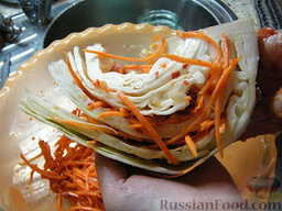 Капуста соленая по-корейски: Сегменты капусты переложить морковью...
